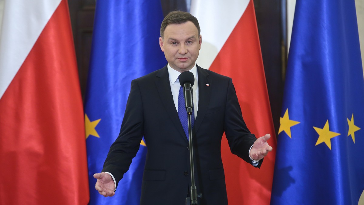 Prezydent Andrzej Duda podpisał nowelizację kilkunastu ustaw regulujących działania służb specjalnych i policji. Dotyczy ona głównie zasad pobierania przez służby danych telekomunikacyjnych, internetowych i pocztowych oraz prowadzenia kontroli operacyjnej. Nowe przepisy wejdą w życie w niedzielę.