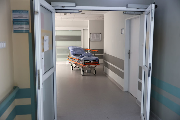 Przez zadłużone szpitale Polska może pożegnać się z pieniędzmi z KPO