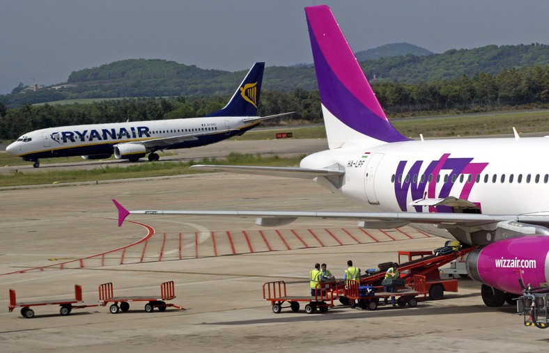 Samoloty WizzAir i Ryanair na lotnisku Gerona w Hiszpanii.