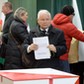 Jarosław Kaczyński podczas głosowania w wyborach parlamentarnych w 2015 r.