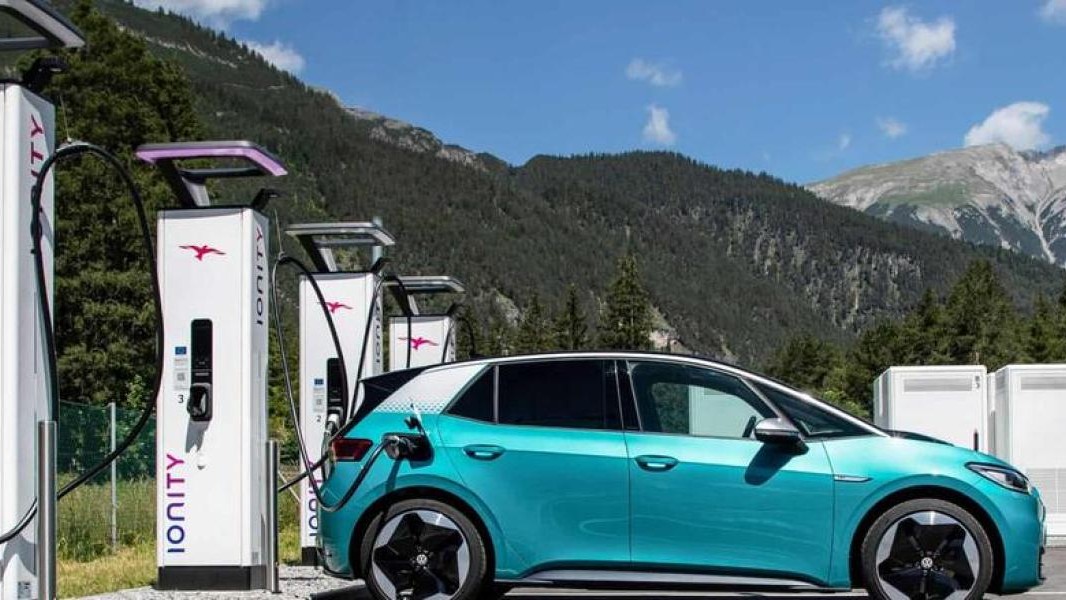 Holandsko posiela obyvateľom SMS, aby nenabíjali elektromobily.