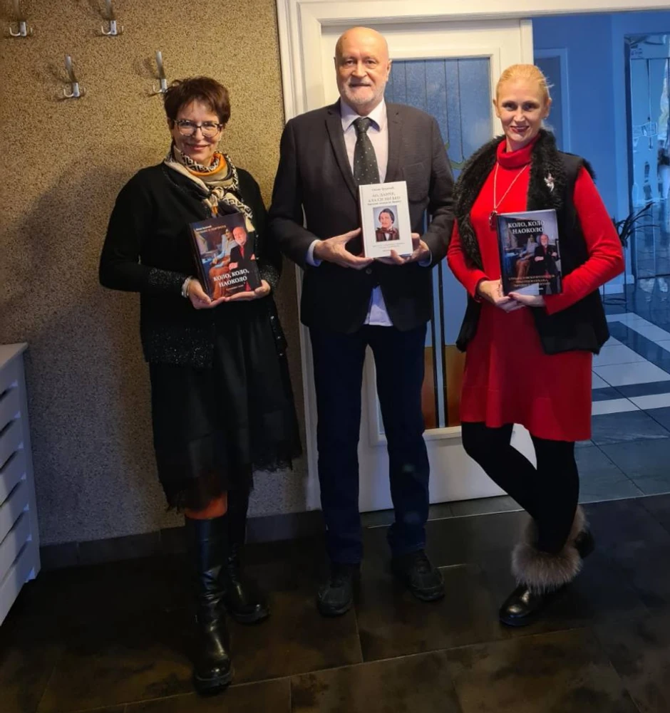 Maja Grujić, Nenad Grujičić i Vesna Aćimović sa knjigama, novim izdanjima Brankovog kola