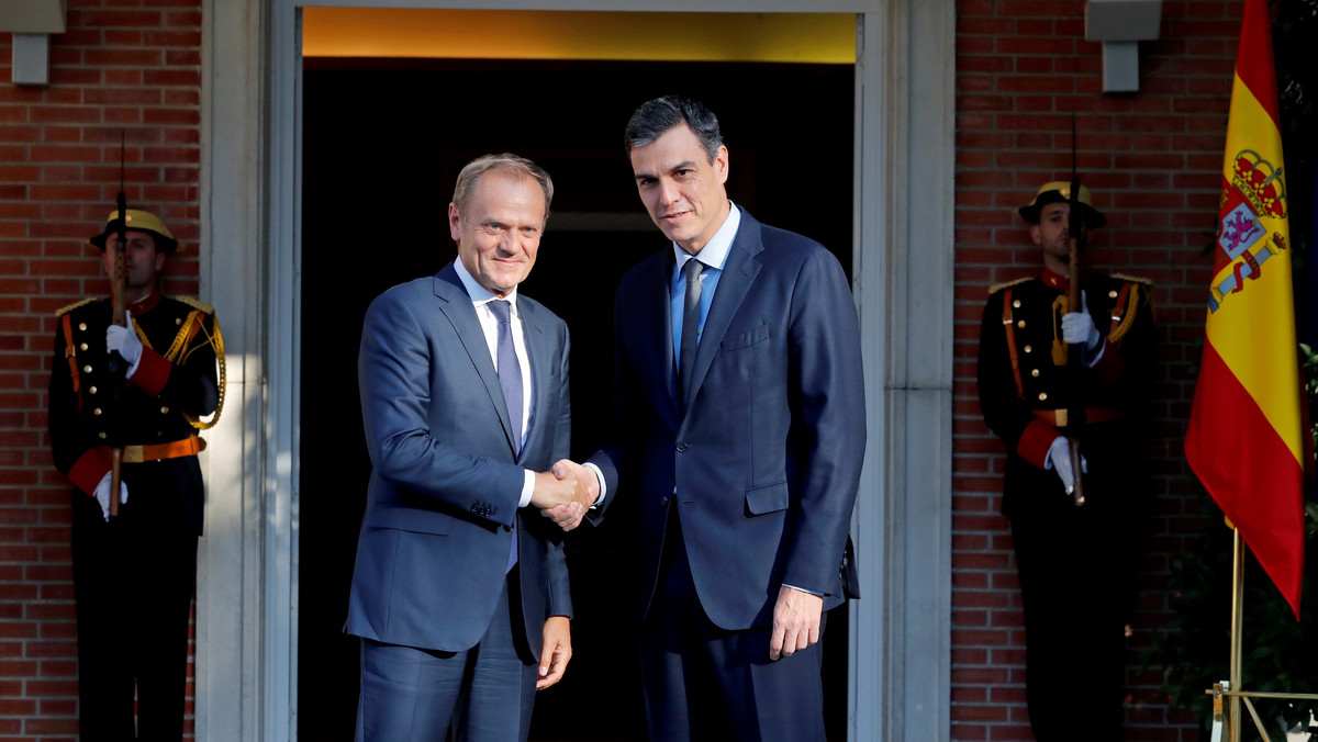 Premier Hiszpanii Pedro Sanchez spotkał się dziś w madryckiej siedzibie rządu z przewodniczącym Rady Europejskiej Donaldem Tuskiem. Spotkanie służyło przede wszystkim omówieniu kwestii europejskich przed zaplanowanym na 28 i 29 czerwca szczytem w Brukseli. Wśród nich znalazły się takie tematy jak przyszłość strefy euro, a także kryzys migracyjny.