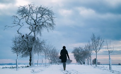 Świeże powietrze sprawia, że czujemy się szczęśliwsi w pandemii [BADANIE]