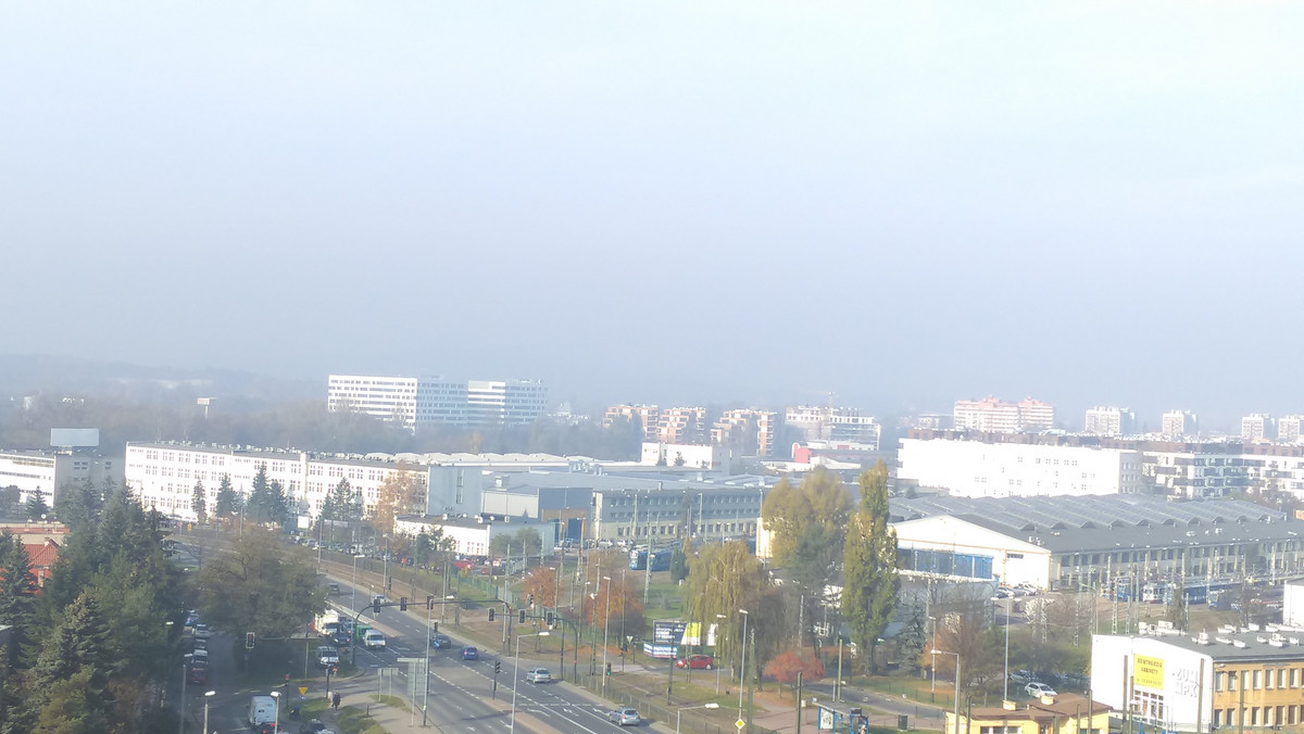 Czwartek był kolejnym dniem, kiedy w Krakowie mieliśmy znacznie przekroczone dopuszczalne normy zanieczyszczenia powietrza. Nad miastem znów wisiała czapa smogowa, widoczność była ograniczona. Od godziny 1 w nocy normy na trzech stacjach monitoringowych były kilkukrotnie przekroczone.