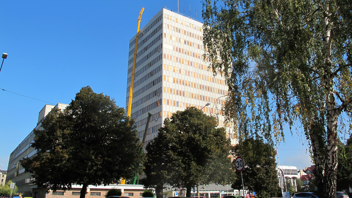Trwa II etap modernizacji Lubuskiego Urzędu Wojewódzkiego w Gorzowie Wielkopolskim. Obiekt jest dostosowywany do najnowszych standardów ochrony przeciwpożarowej. W sobotę, przy użyciu 70-metrowego dźwigu zamontowane zostały urządzenia przeciwpożarowe na dachu budynku. Prace wykonuje firma Skanska.