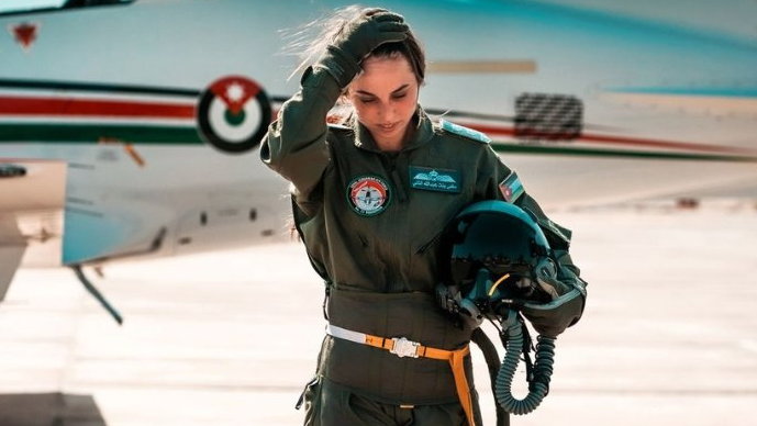 Księżniczka Salma podczas szkolenia na turbośmigłowym samolocie Pilatus PC-21.