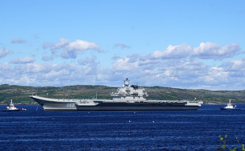 Lotniskowiec Admirał Kuźniecow z widoczną charakterystyczną skocznią