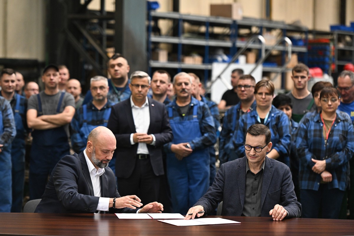 Premier Mateusz Morawiecki w Zakładach Mechanicznych "BUMAR ŁABĘDY" S.A. w Gliwicach