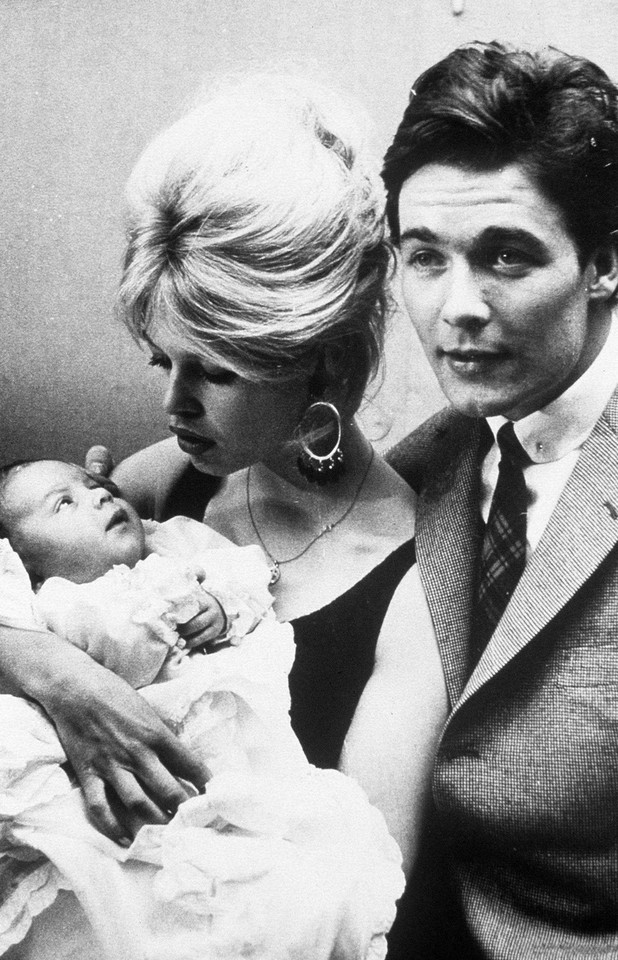 Brigitte Bardot z drugim mężem, Jacquesem Charrierem i synem Nicolasem (1960)