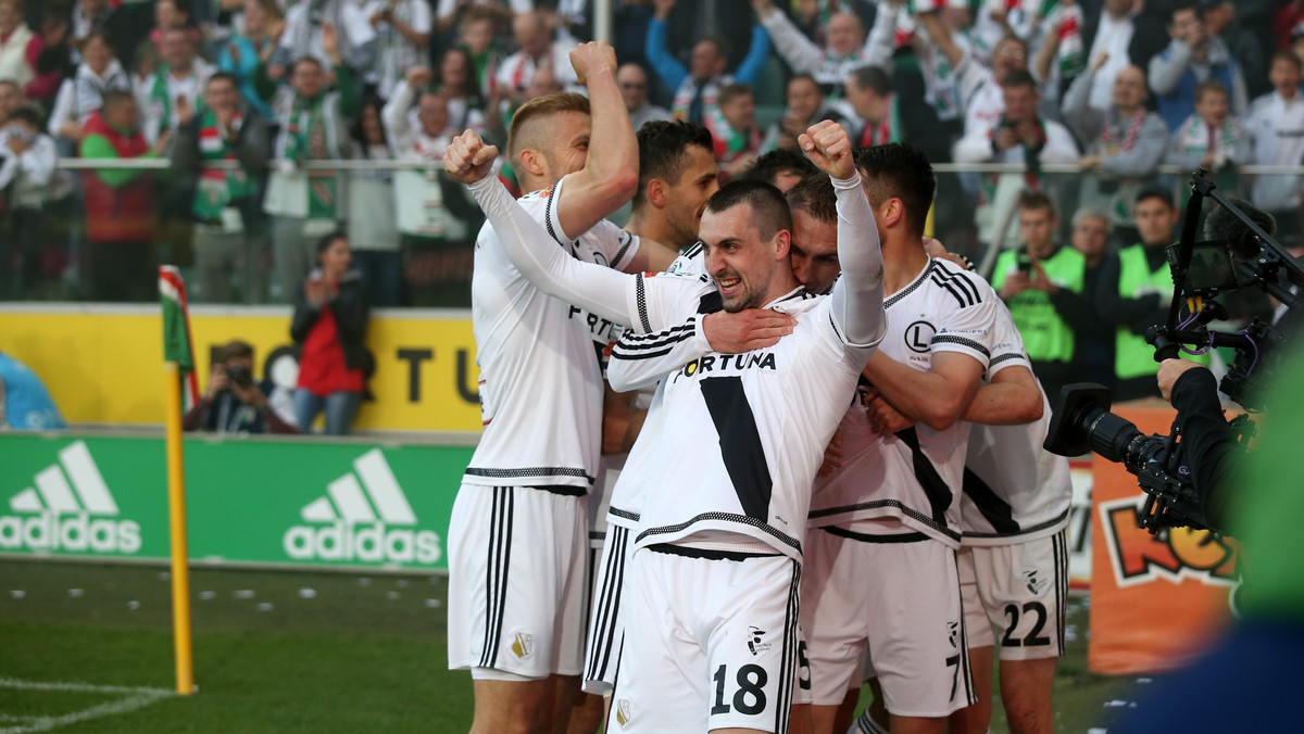 Do kuriozalnej sytuacji doszło podczas świętowania przez Legię Warszawa tytułu mistrza Polski. Michał Kucharczyk w trakcie celebry... doznał kontuzji. Skrzydłowy Legii poślizgnął się skacząc na podest i mocno zwichnął rękę.