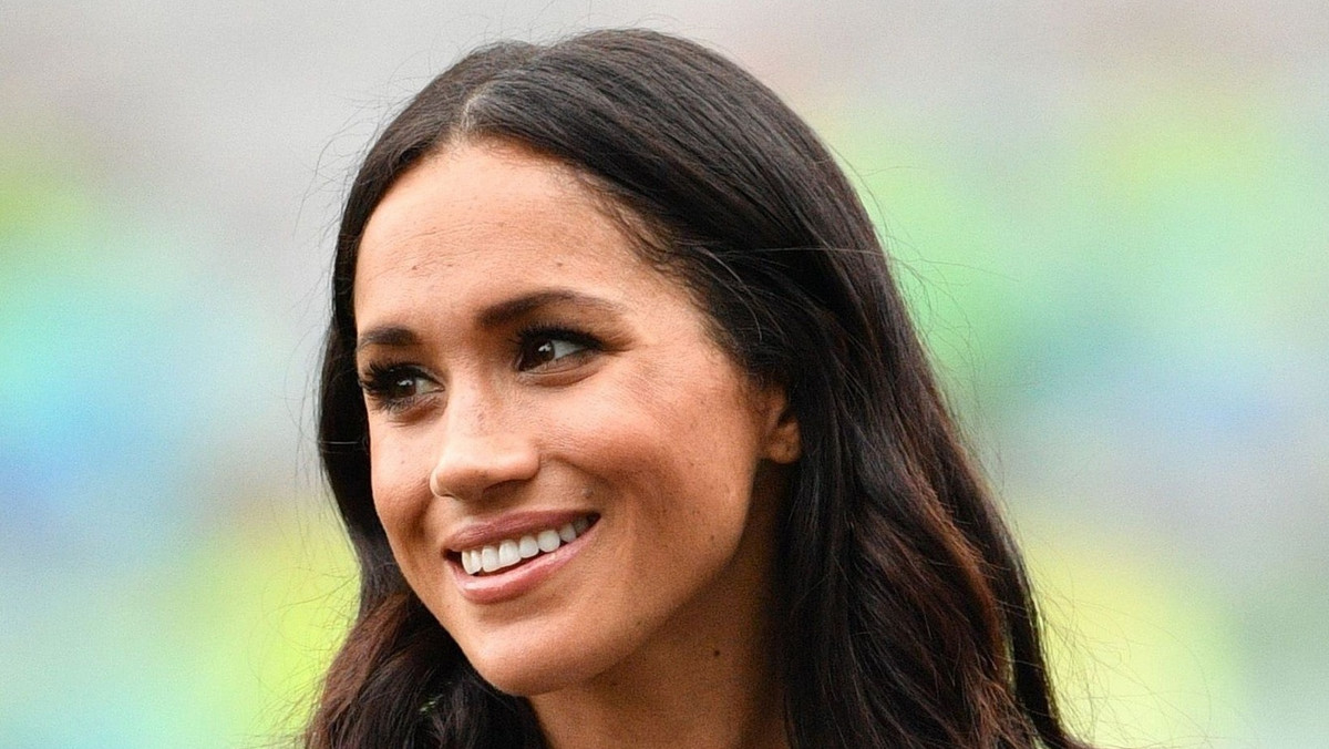 Sarah Chapman pracuje z Meghan Markle już od kilku lat. Postanowiła zdradzić, jak szybko i skutecznie pozbyć się zaskórników. To działa! Wystarczy spojrzeć na cerę księżnej.