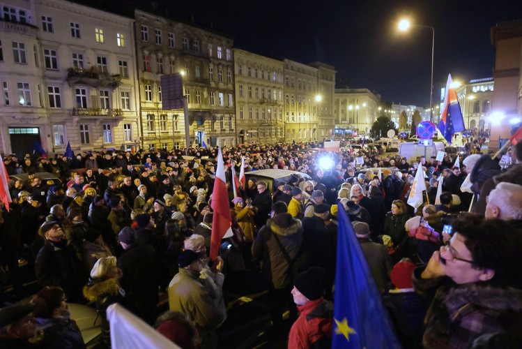 <b>Uczestnicy protestu pod hasłem „Dziś sędziowie - jutro Ty”, przeciwko nowelizacji ustawy o ustroju sądów powszechnych i Sądzie Najwyższym w Poznaniu</b><br><br>W Warszawie demonstranci zgromadzili się pod budynkiem Sejmu. Są wśród nich m.in. marszałek Senatu Tomasz Grodzki, były prezydent Bronisław Komorowski, były szef NIK Krzysztof Kwiatkowski. Protestujący trzymają transparenty z hasłami: 