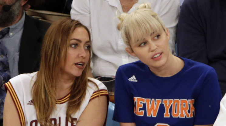 Miley és Brandi Cyrus kosárlabda meccsen / Fotó:MTI