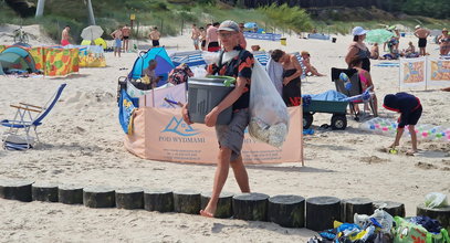 Handluje kukurydzą na plaży. Uwierzysz, o co pytają go turyści?!