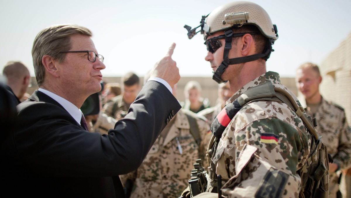 Szef niemieckiego MSZ Guido Westerwelle zdecydowanie odrzucił propozycję prezydenta Baszara el-Asada przejęcia przez Niemcy roli rozjemcy w konflikcie w Syrii. Minister zarzucił Asadowi bagatelizowanie wojny domowej i stosowanie uników.