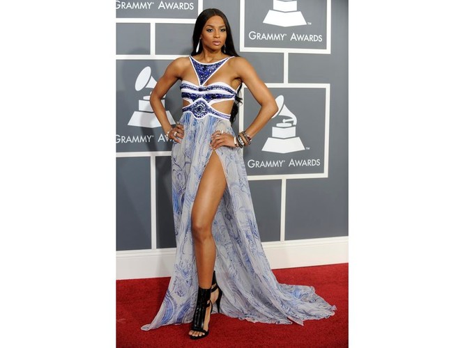 Ciara w swoim ulubionym stylu: w zwiewnej sukni z głębokim rozcięciem. Kreacja z Grammy, projektu Emilo Pucci, zniekształciła jednak jej sylwetkę.