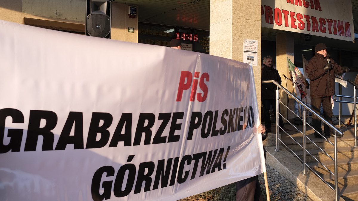 Górnicy z kopalni Krupiński, która w końcu pierwszego kwartału 2017 r. ma zakończyć wydobycie węgla, podjęli dziś kolejny protest. W obronie zakładu w Suszcu pikietowało tam ok. 200 osób - górnicy, ich rodziny oraz samorządowcy.