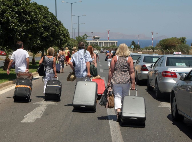 Turyści opuszczają lotnisko na Krecie zablokowane przez protestujących taksówkarzy