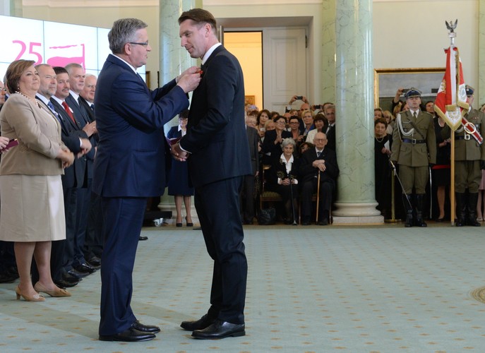 Prezydent Bronisław Komorowski wręczył Tomaszowi Lisowi Krzyż Oficerski Orderu Odrodzenia Polski podczas uroczystości wręczenia w odznaczenia państwowych z okazji Święta Wolności w 25. rocznicę wyborów czerwcowych