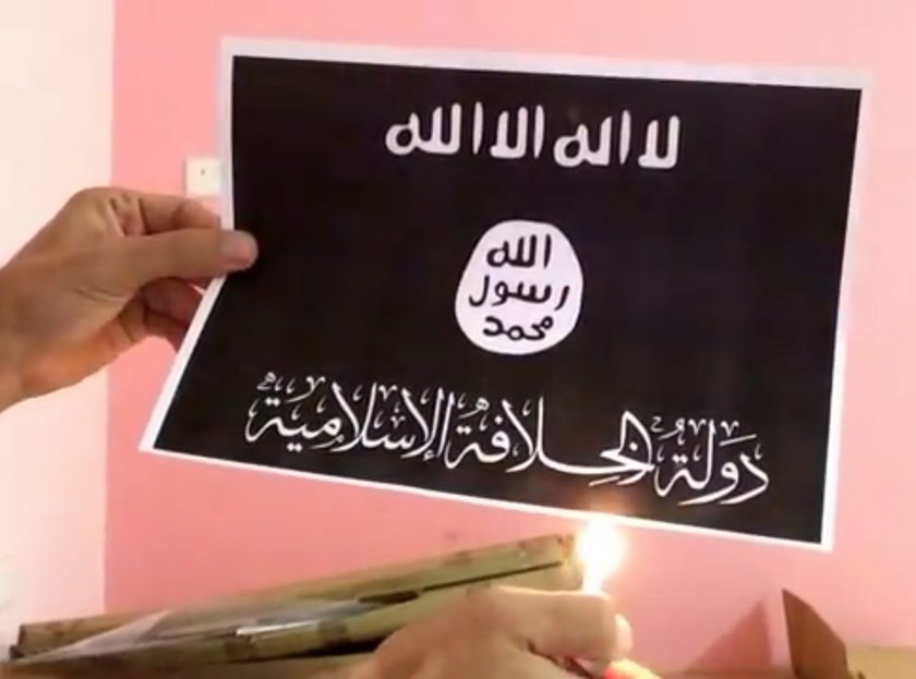 Arabska wersja Ice Bucket Challenge: spal flagę ISIS