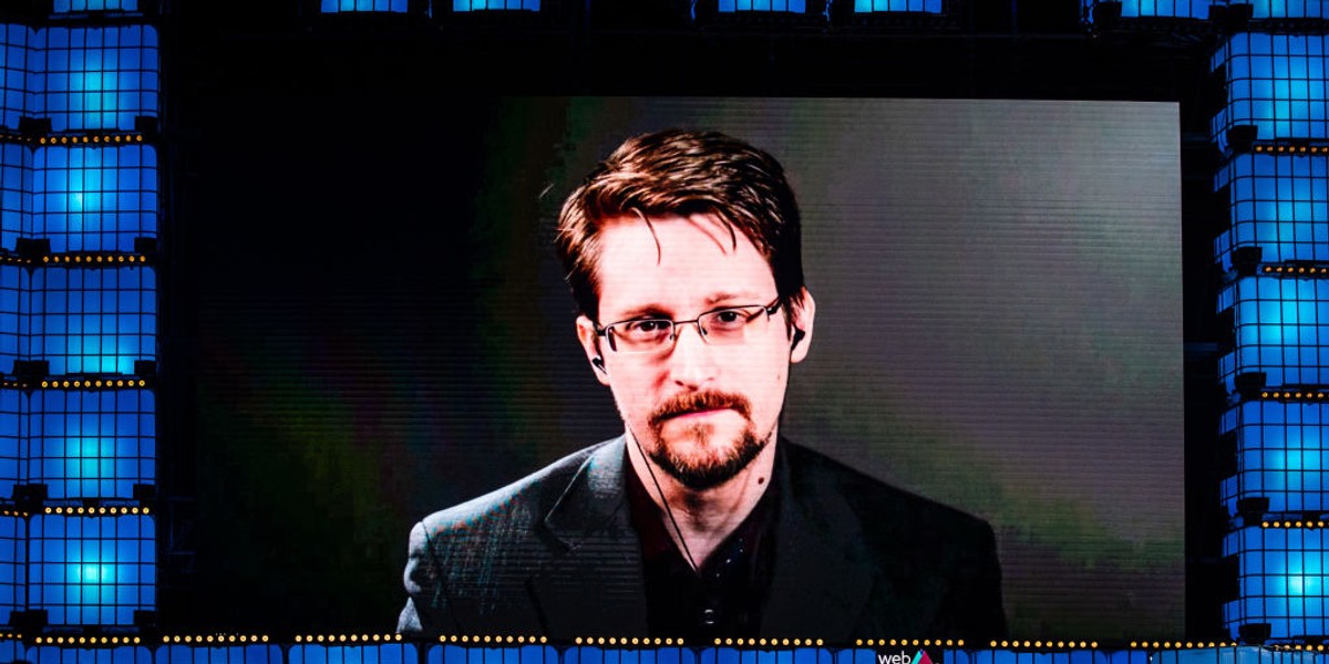 Edward Snowden został oskarżony w USA o szpiegostwo, otrzymał azyl polityczny i zezwolenie na pobyt w Rosji. W ojczyźnie grozi mu 30 lat więzienia. Wcześniej liczył na azyl w Niemczech.