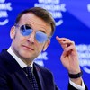 Makron danima nosi naočare za sunce u zatvorenim prostorima - tako se obratio i učesnicima Svetskog ekonomskog foruma u Davosu 20. januara 2026. | Foto: Reuters
