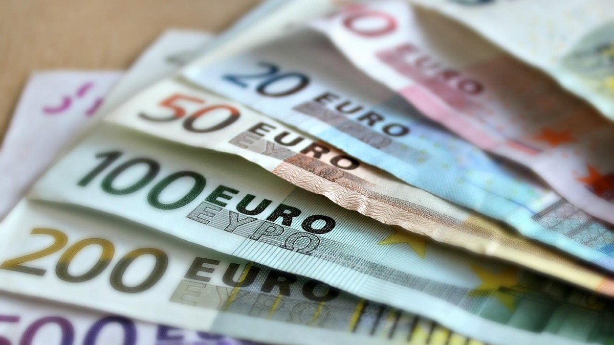 Újabb történelmi mélyponthoz közelít a forint