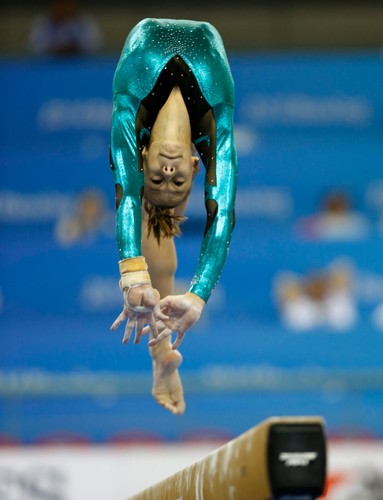 Piękne dziewczyny i ich niesamowite ewolucje