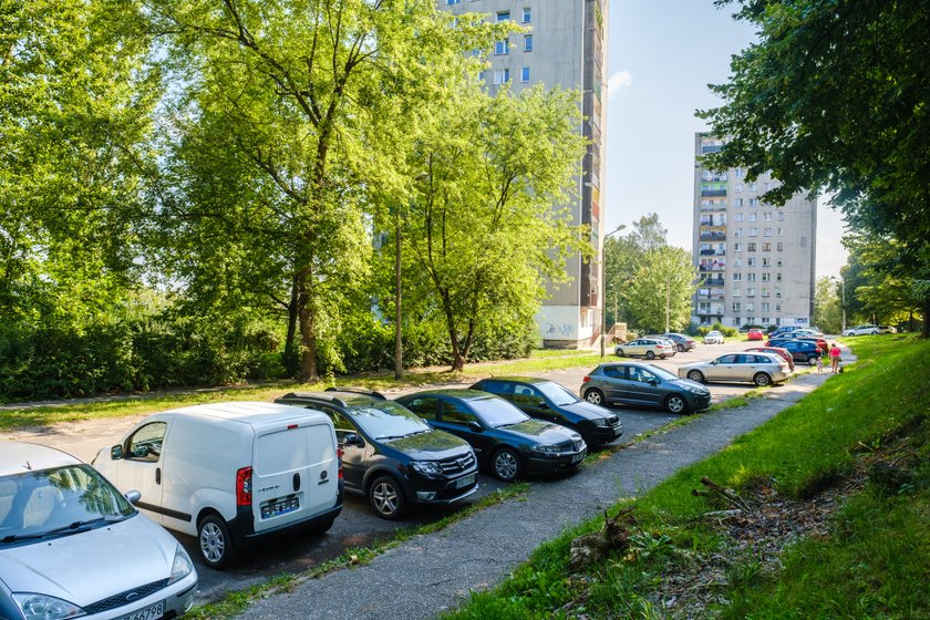 Na tym parkingu w oplu, przy ul. Śmigielskiego, znajdowały się zwłoki kobiety owinięte w dywan.