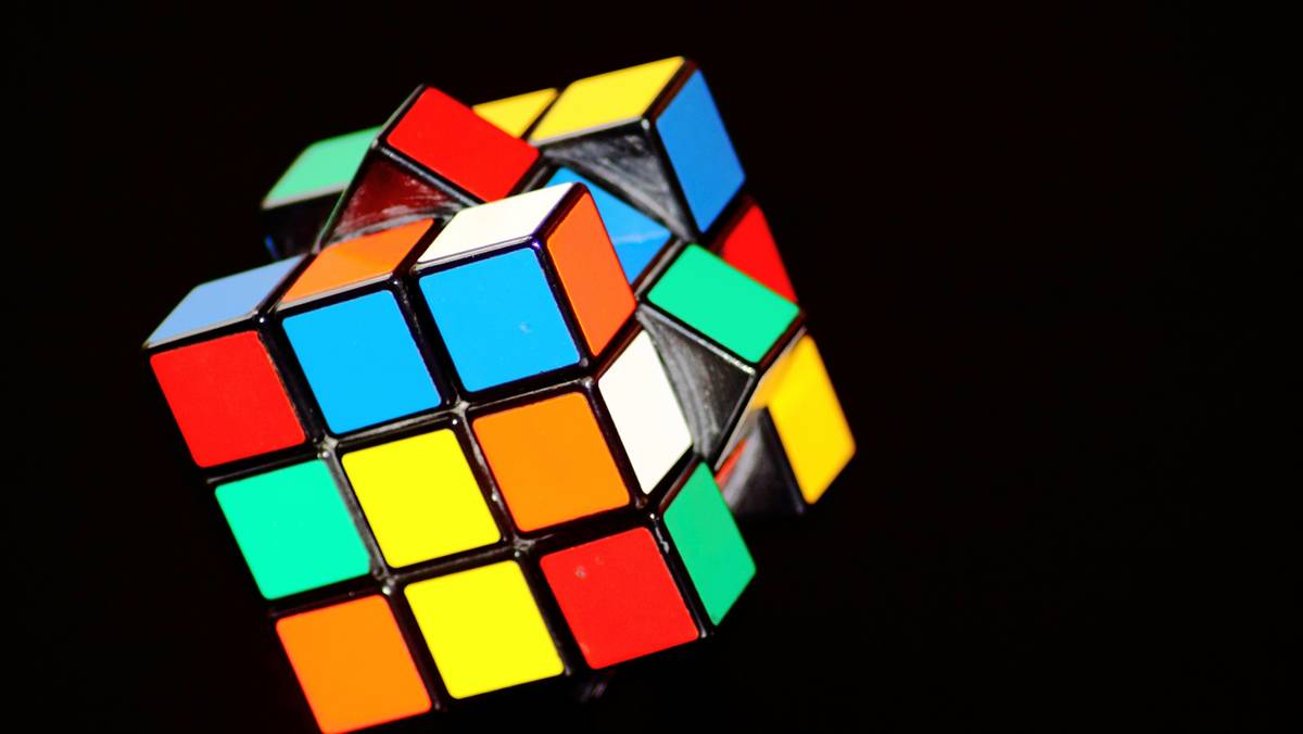 Kolejny rekord Sztucznej Inteligencji. Układa kostkę Rubika szybciej niż  człowiek