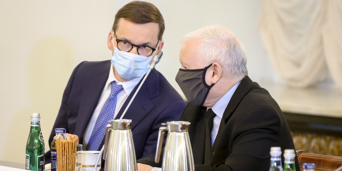 Premier Mateusz Morawiecki i wicepremier Jarosław Kaczyński podczas posiedzenia Rady Bezpieczeństwa Narodowego 2 marca 2022 r.