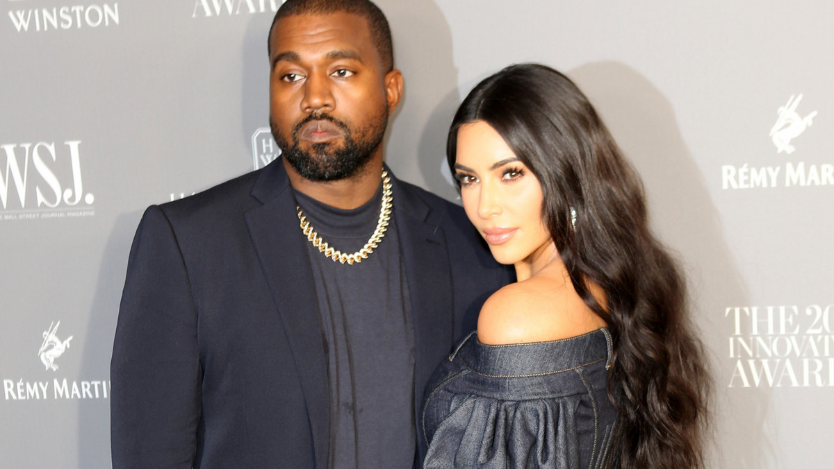 Wydawało się, że Kanye West mocno skupi się na swojej przedwyborczej kampanii. Jednak uwagę prasy na całym świecie skupiły niepokojące wpisy rapera, które zamieszczał przez kilka ostatnich dni w sieci. Teraz jego żona, Kim Kardashian wydała oświadczenie, w którym stara się wytłumaczyć zachowanie męża. "Kanye to bardzo błyskotliwa, ale jednocześnie skomplikowana osoba" - pisze celebrytka.