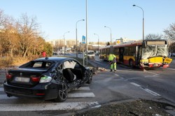 Warszawa: BMW wjechało w autobus miejski. Są ranni w stanie krytycznym