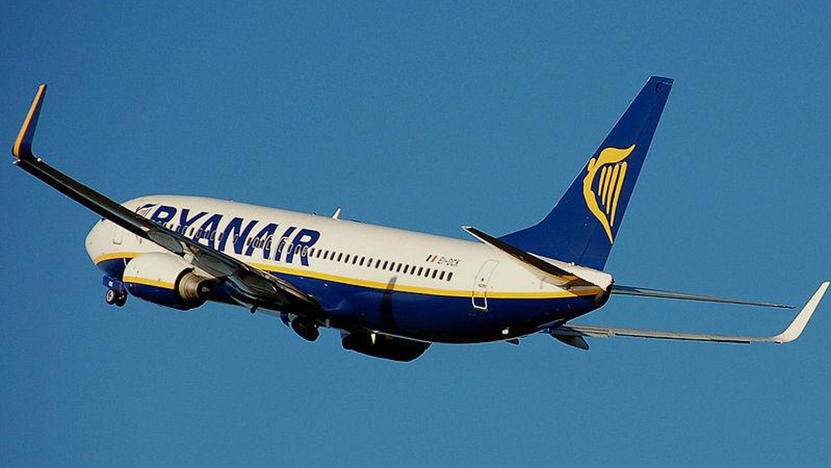 Irlandzkie linie Ryanair zamierzają podnosić opłaty za odprawiany bagaż, dopóki nie zmniejszy do ok. 10 proc. liczby pasażerów, którzy z nim podróżują – poinformował w Londynie szef linii Michael O’Leary.