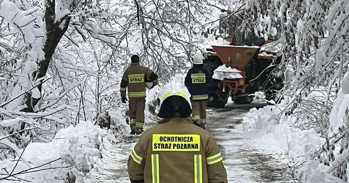 Fatalna pogoda uderza w Polskę. Tysiące interwencji, śliskie drogi i alarmy IMGW