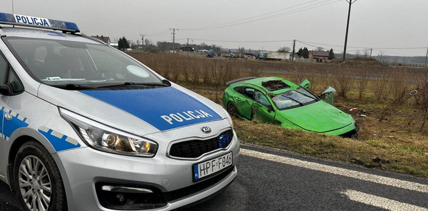 Wsiadł do auta wartego 1 mln zł i dachował. Aż przykro patrzeć na to, co z mercedesa zostało