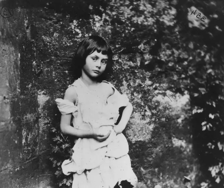 1858: Alice Liddell (1852 - 1934), inspiracja dla fikcyjnej postaci Lewisa Carrolla  &quot;Alicji w krainie czarów&quot;. Na zdjęciu pozuje jako żebraczka pokojówka. / Lewis Carroll Hulton Archive Getty Images