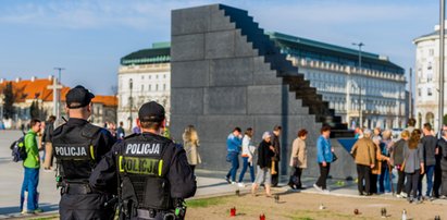 Policja całą dobę chroni pomnik smoleński. Czego się boją?