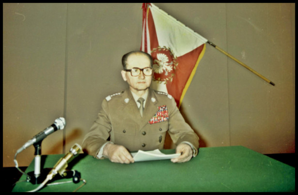 Gen. Wojciech Jaruzelski przygotowuje się w studiu telewizyjnym do odczytania przemówienia informującego o wprowadzeniu stanu wojennego. Warszawa, 13 XII 1981 (źródło: Archiwum Dokumentacji Mechanicznej, Wojskowa Agencja Fotograficzna)