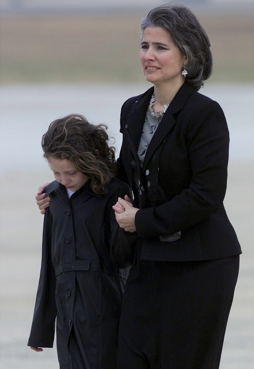 Spenova ćerka Elison dočekala je očevo telo u vojnoj bazi u Merilendu u decembru 2001.