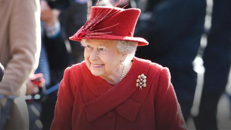 Elżbieta II króluje online