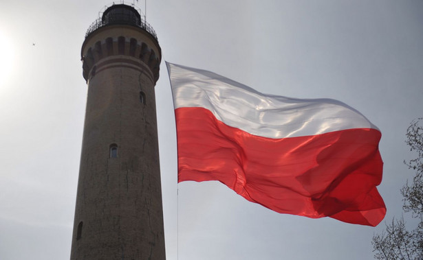 Największa w Polsce biało-czerwona flaga zawisła na latarni morskiej w Świnoujściu