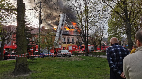 Ogromny pożar kamienicy w Błaszkach. W akcji aż 27 zastępów straży pożarnej!