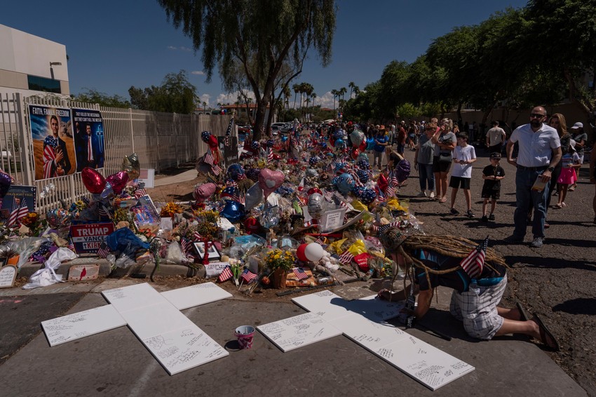 Memorijal za Čarlija Kirka u Feniksu ispred sedišta organizacije "Turning point"