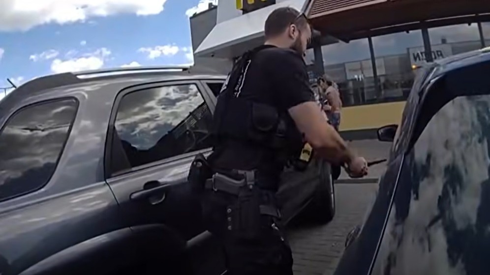 Policajti zachraňovali bábätko uväznené v aute.