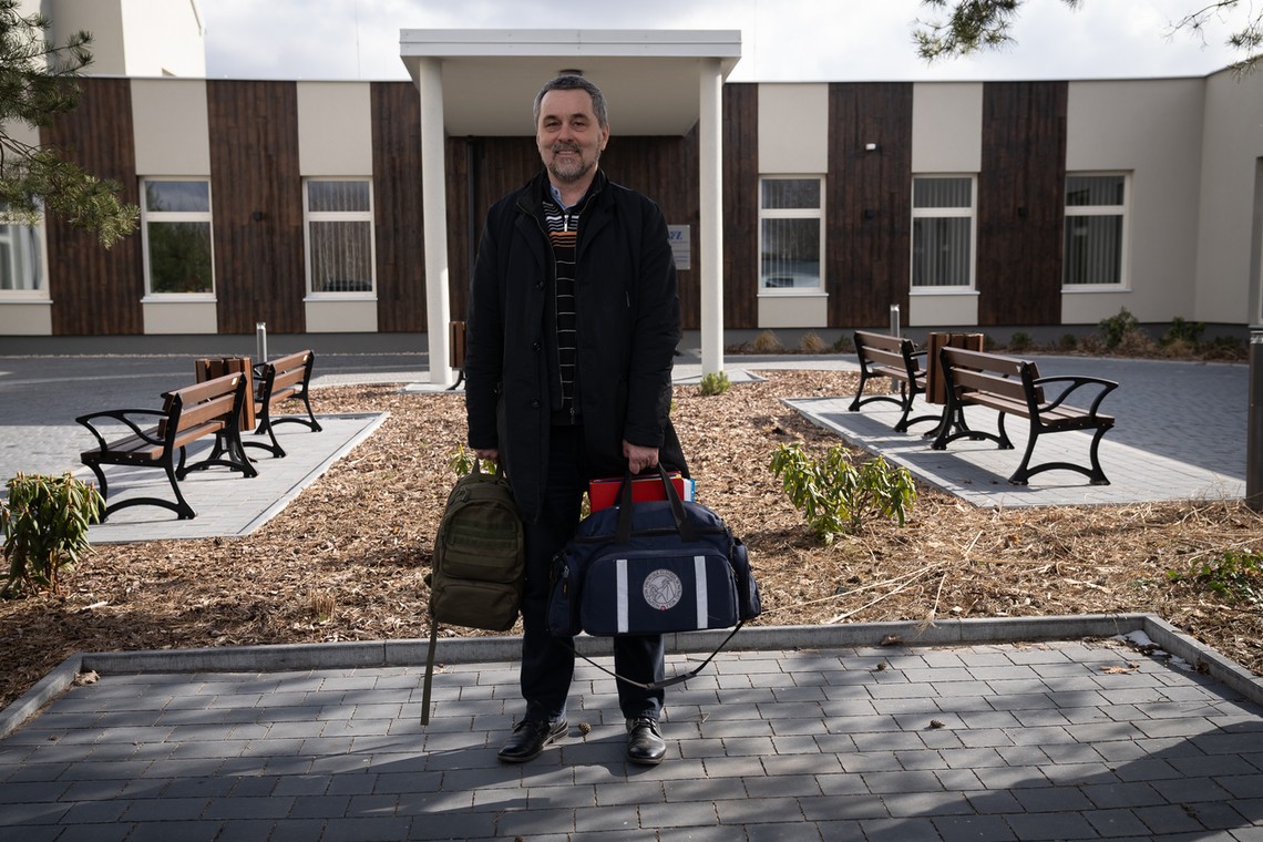 Dr Paweł Grabowski przed założonym przez siebie Hospicjum im. Proroka Eliasza.