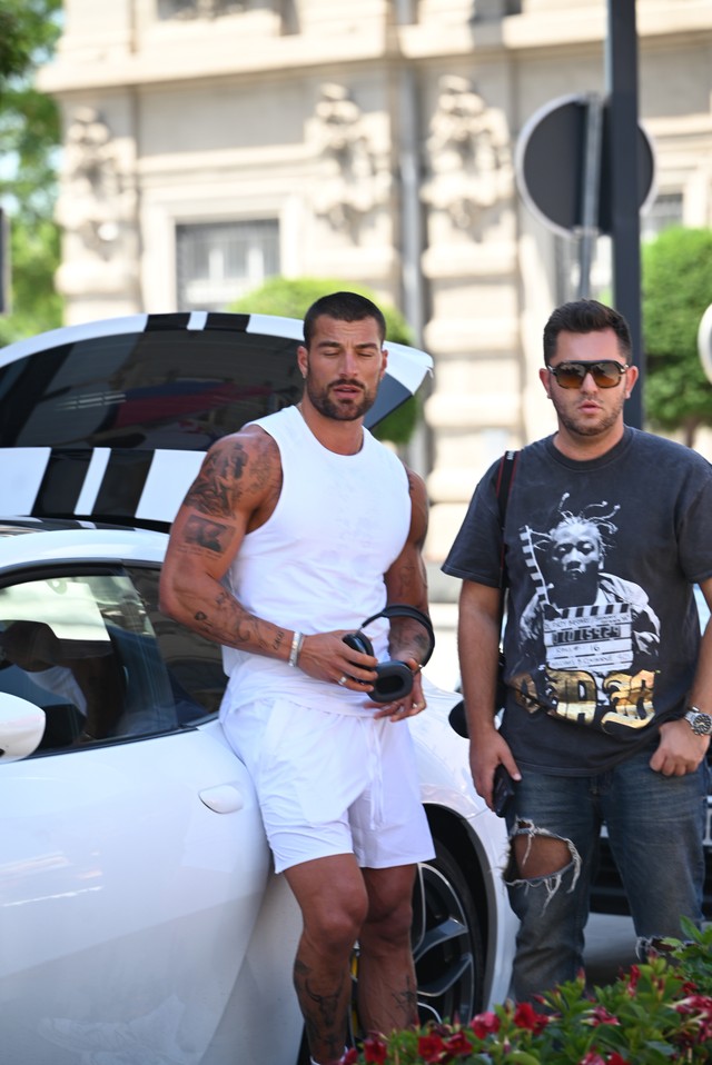 Holivudska zvezda Simon Suzine zvezda Paparaco