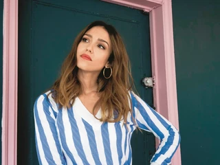 Jessica Alba. Amerykańska aktorka, modelka i bizneswoman. Znana z serialu„Cień anioła” i filmów „Sin City: Miasto grzechu”, „Fantastyczna Czwórka”, „Błękitna głębia” i „Honey”. W 2012 r. założyła firmę kosmetyczną The Honest Company, która rozwijała się początkowo poprzez e-commerce. Spółka osiągnęła wartość rynkową w wysokości miliarda dolarów. W czasie akcji #MeToo Alba przyznała,że również była ofiarą molestowania 