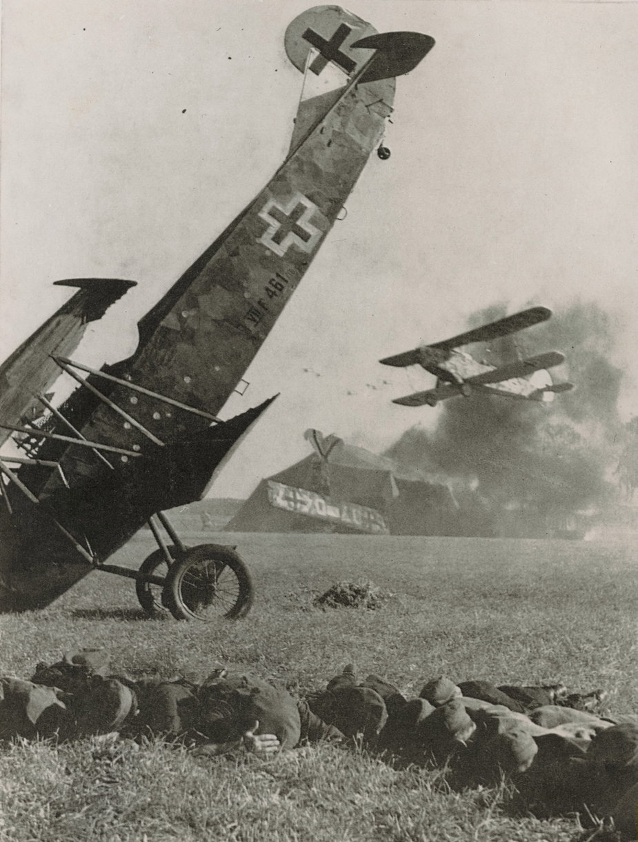 Atak z powietrza na froncie zachodnim, na pierwszym planie samolot niemiecki, około 1915 r